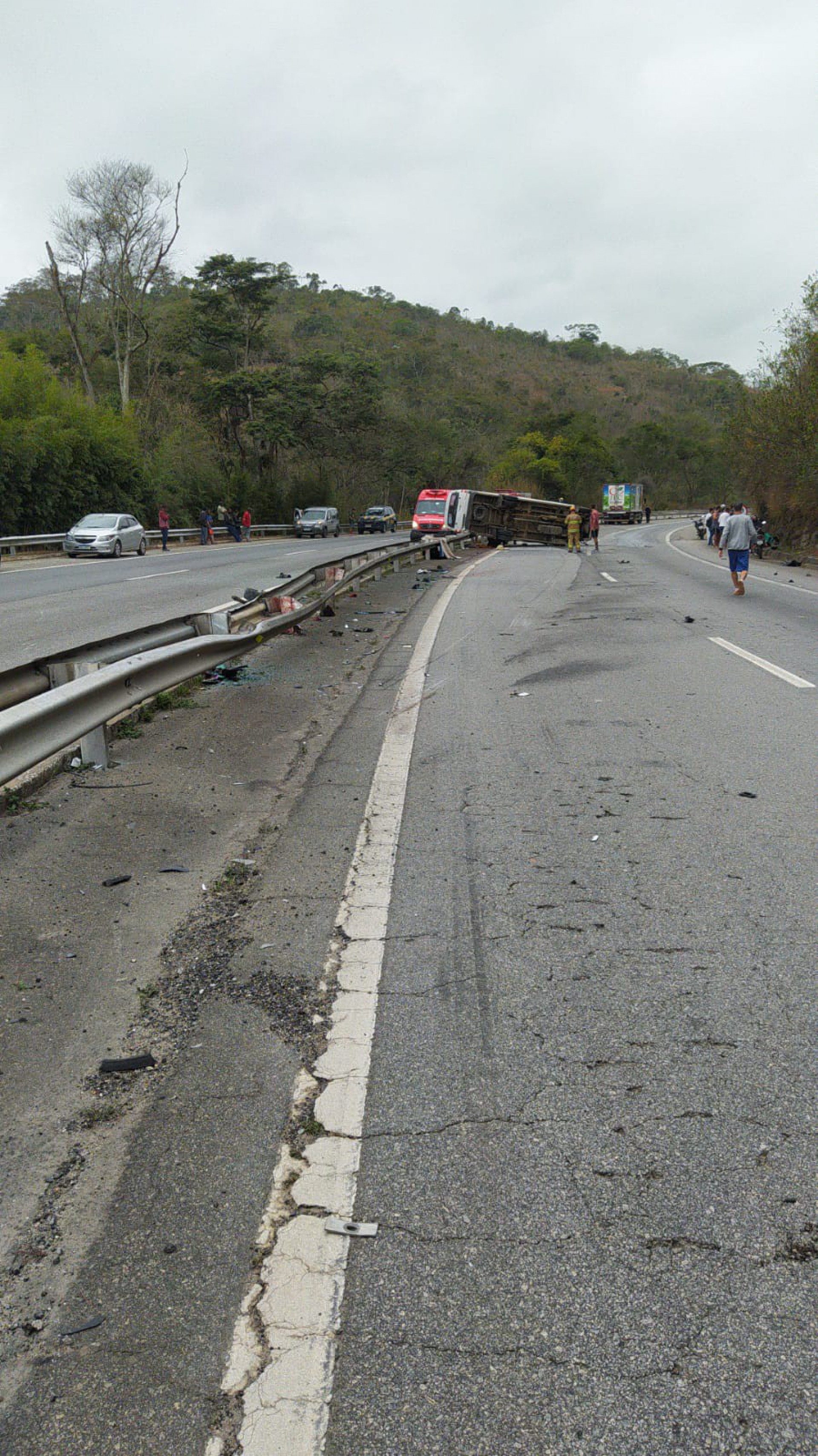 Micro-&ocirc;nibus capotou em rodovia sentido Rio de Janeiro - Divulga&ccedil;&atilde;o