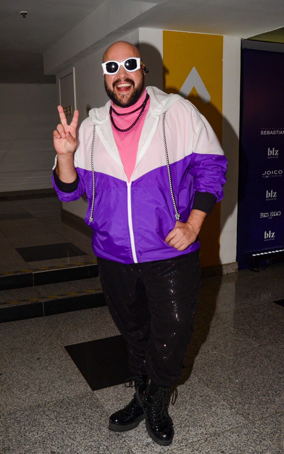 Tiago Abravanel se apresenta em evento de beleza. Cantor trocou beijos com o marido, Fernando Poli, nos bastidores, na noite deste domingo