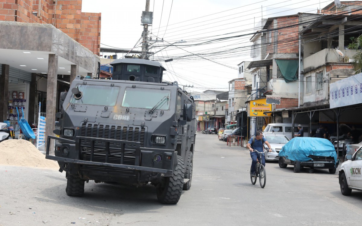 Pol&iacute;cia Civil e policiais do BOPE fazem opera&ccedil;&atilde;o no Complexo da Mar&eacute; na manh&atilde; dessa segunda-feira 26/09/2022. Na foto: Policias patrulham a entrada do Complexo da Mar&eacute; em frente a entrada da comunidade Vila do Jo&atilde;o, na Linha Amarela.
