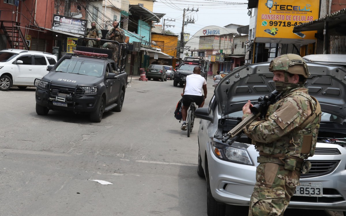 Pol&iacute;cia Civil e policiais do BOPE fazem opera&ccedil;&atilde;o no Complexo da Mar&eacute; na manh&atilde; dessa segunda-feira 26/09/2022. Na foto: Policias patrulham a entrada do Complexo da Mar&eacute; em frente a entrada da comunidade Vila do Jo&atilde;o, na Linha Amarela.
