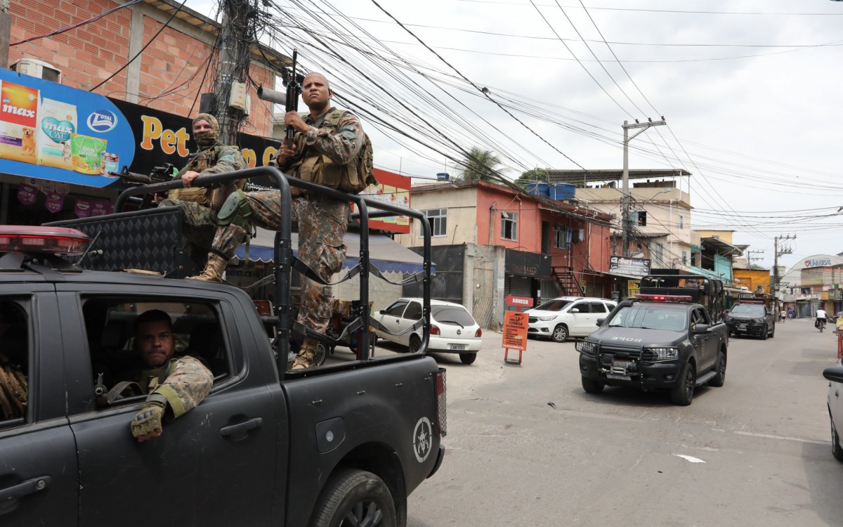 Pol&iacute;cia Civil e policiais do BOPE fazem opera&ccedil;&atilde;o no Complexo da Mar&eacute; na manh&atilde; dessa segunda-feira 26/09/2022. Na foto: Policias patrulham a entrada do Complexo da Mar&eacute; em frente a entrada da comunidade Vila do Jo&atilde;o, na Linha Amarela.