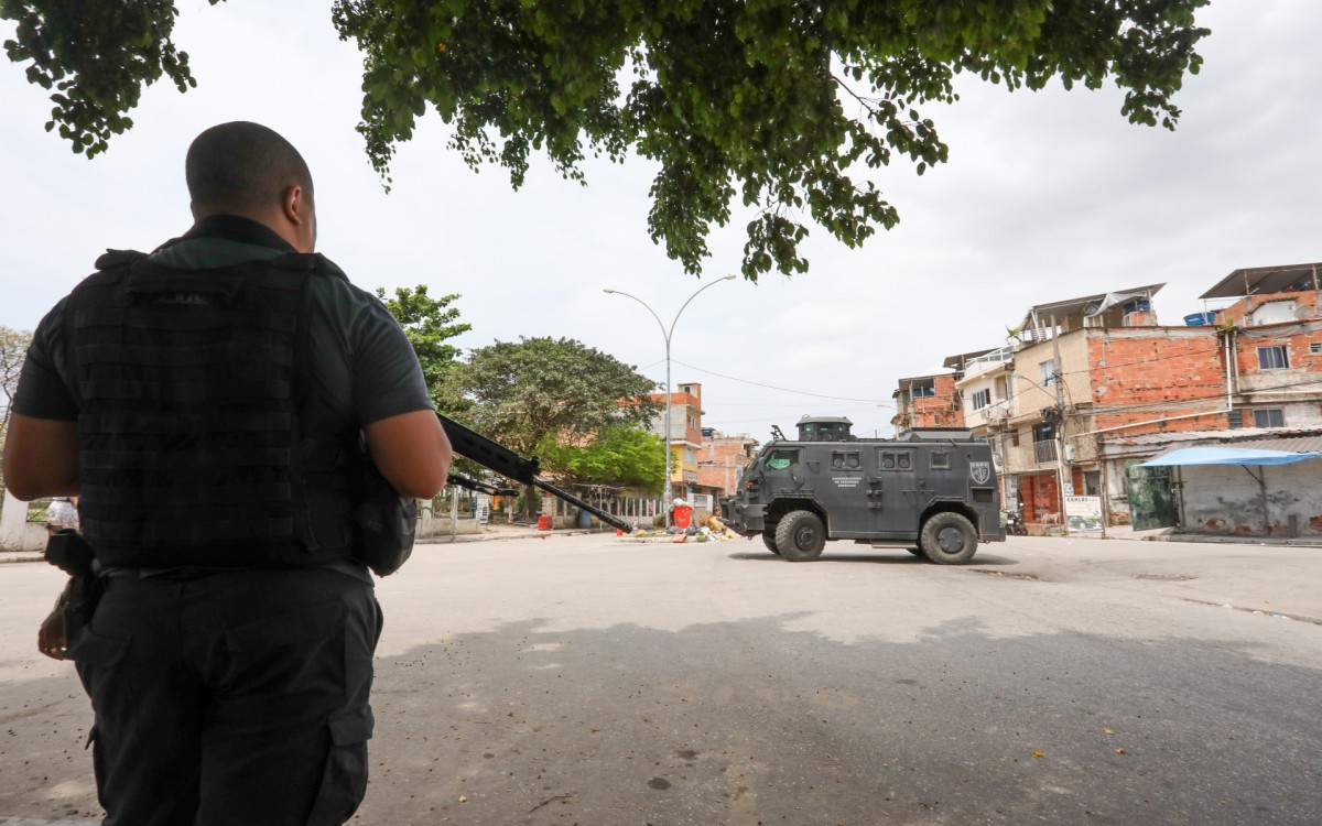 Pol&iacute;cia Civil e policiais do BOPE fazem opera&ccedil;&atilde;o no Complexo da Mar&eacute; na manh&atilde; dessa segunda-feira 26/09/2022. Na foto: Policias patrulham a entrada do Complexo da Mar&eacute; em frente a entrada da comunidade Vila do Jo&atilde;o, na Linha Amarela.