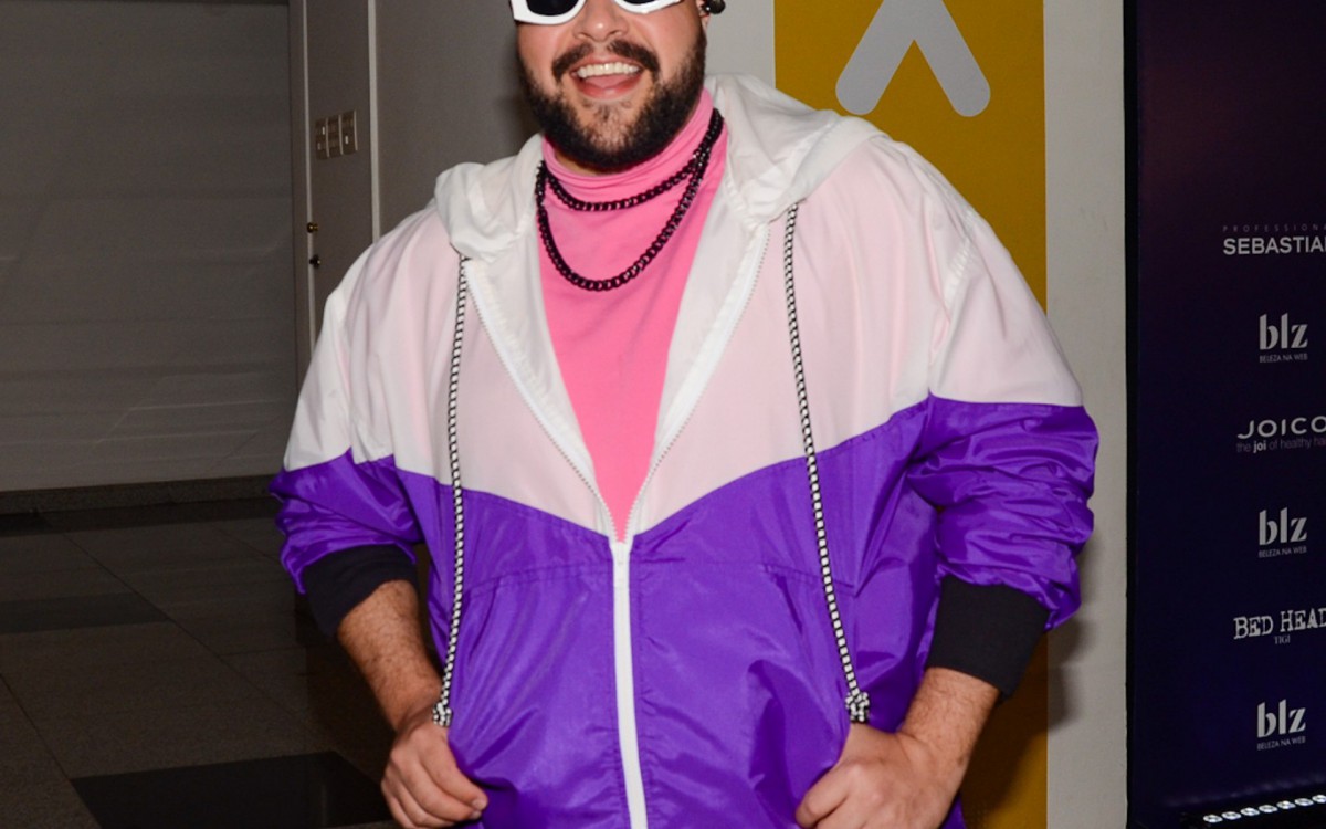 Tiago Abravanel se apresenta em evento de beleza. Cantor trocou beijos com o marido, Fernando Poli, nos bastidores, na noite deste domingo