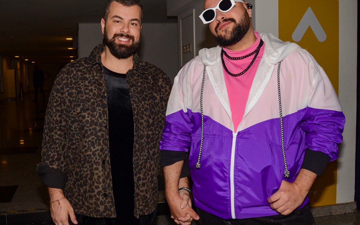 Tiago Abravanel se apresenta em evento de beleza. Cantor trocou beijos com o marido, Fernando Poli, nos bastidores, na noite deste domingo