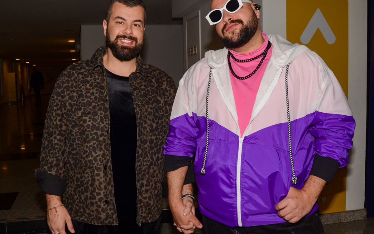 Tiago Abravanel se apresenta em evento de beleza. Cantor trocou beijos com o marido, Fernando Poli, nos bastidores, na noite deste domingo