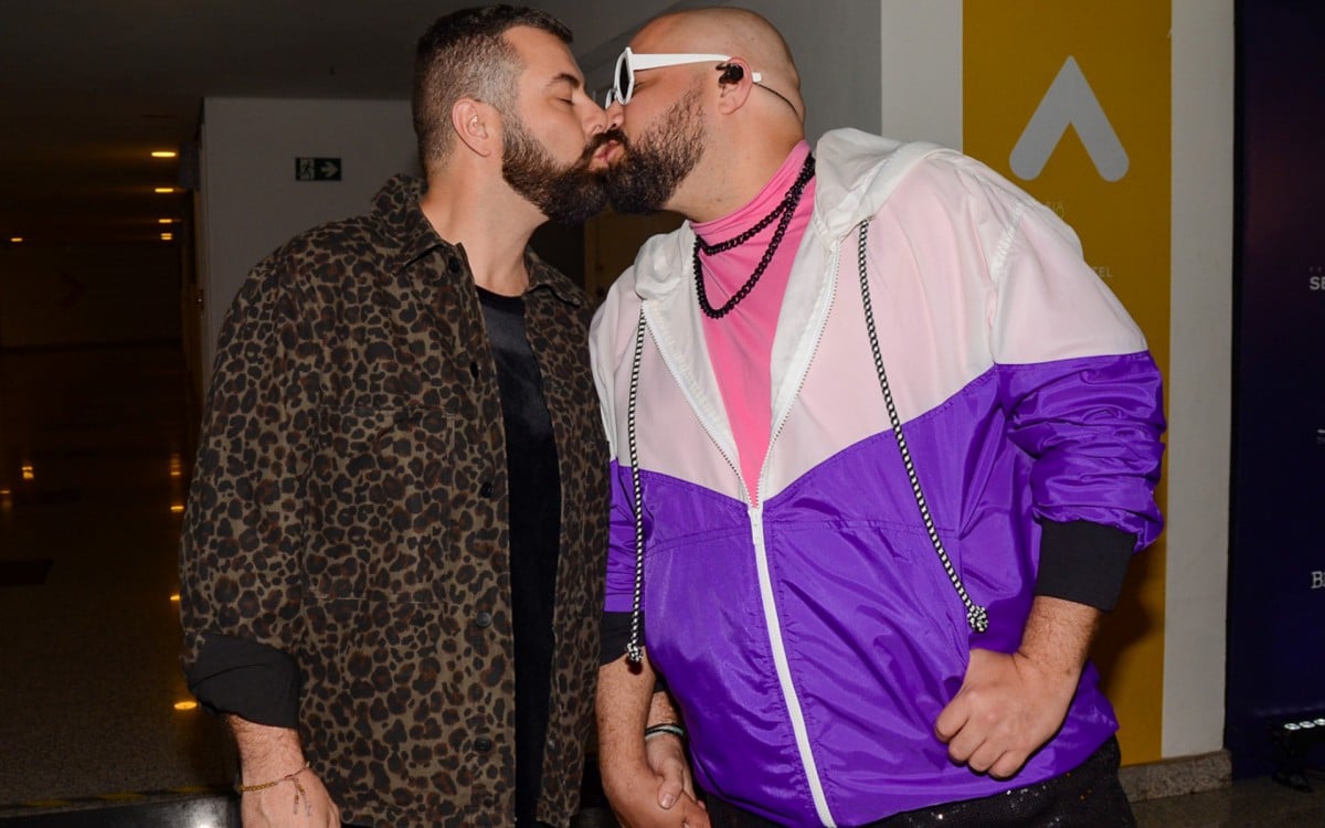 Tiago Abravanel se apresenta em evento de beleza. Cantor trocou beijos com o marido, Fernando Poli, nos bastidores, na noite deste domingo - Araujo / Ag. News
