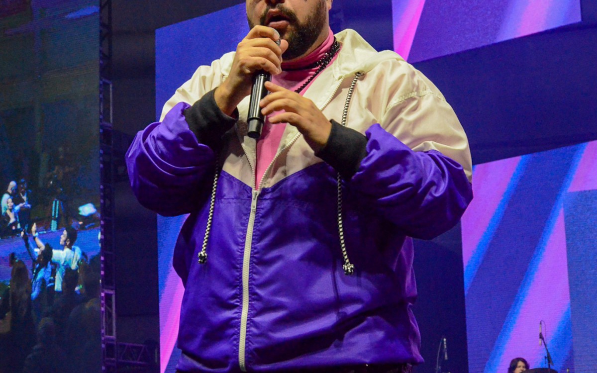 Tiago Abravanel se apresenta em evento de beleza. Cantor trocou beijos com o marido, Fernando Poli, nos bastidores, na noite deste domingo