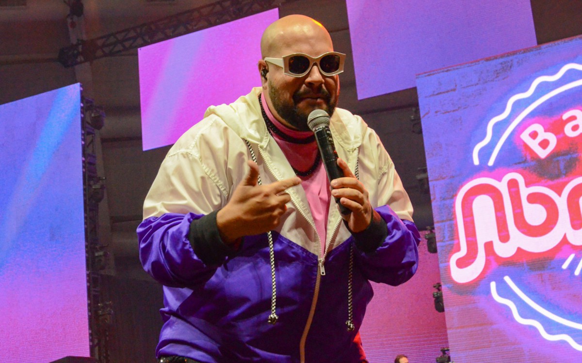 Tiago Abravanel se apresenta em evento de beleza. Cantor trocou beijos com o marido, Fernando Poli, nos bastidores, na noite deste domingo