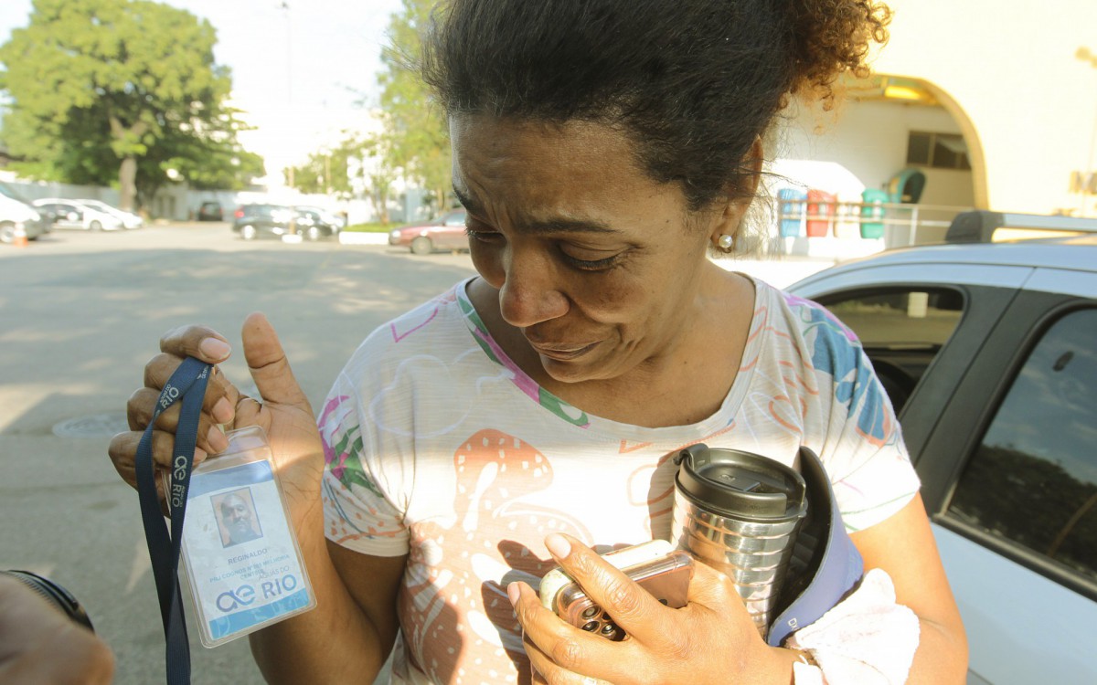 Policia - Familiares de Reginaldo Nogueira, 46 anos, vitima de bala perdida, a caminho do trabalho neste domingo, proximo a favela do Arara, zona norte do Rio, estiveram no IML do centro do Rio na manha de hoje para liberaçao do corpo. Na foto, Cristiane Nune, viuva do Reginaldo. - Reginaldo Pimenta