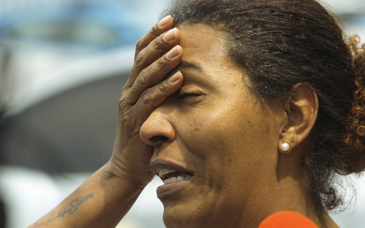 Familiares de Reginaldo Nogueira, 46 anos, estiveram no IML do Centro do Rio na manh&atilde; desta segunda-feira (26) para liberar o corpo. Na foto, Cristiane Nunes, vi&uacute;va de Reginaldo