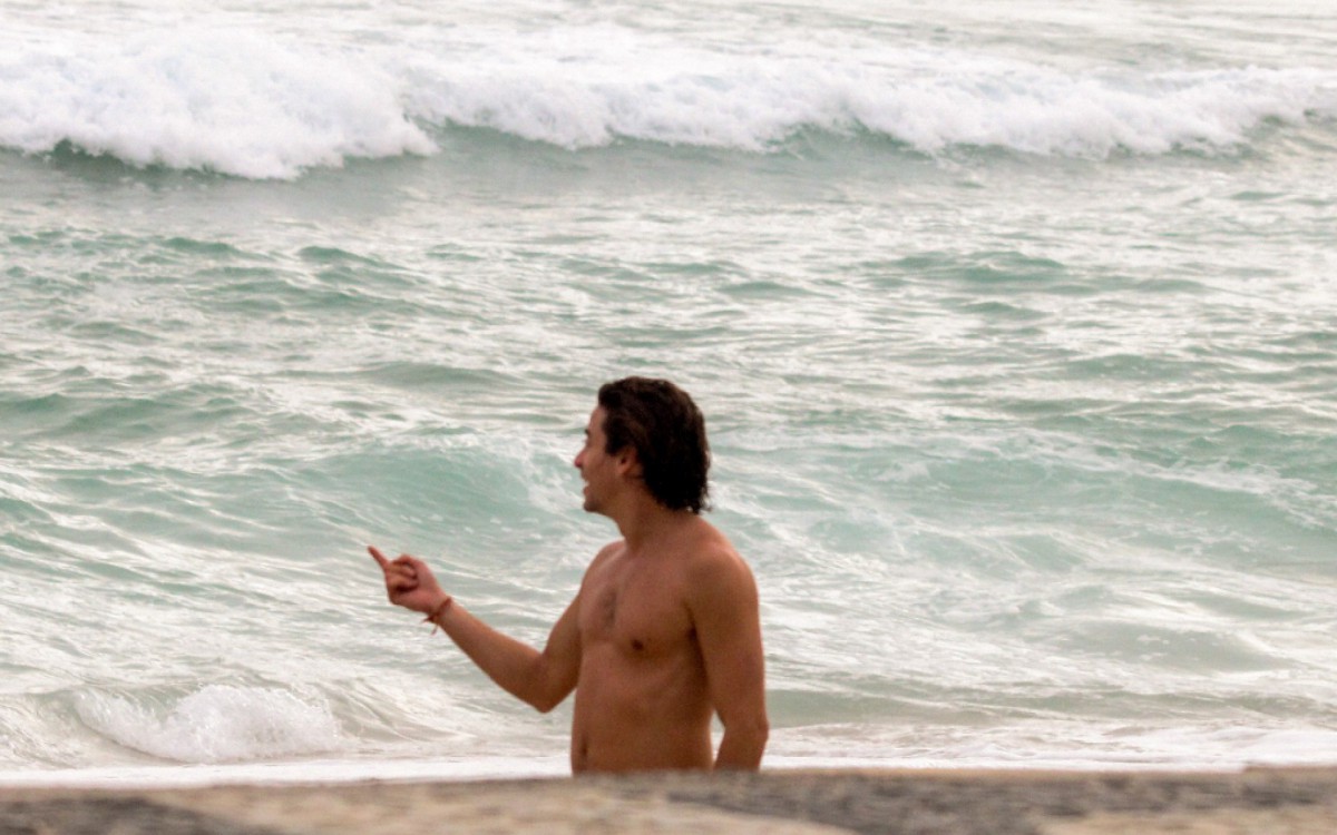 Jesu&iacute;ta Barbosa curte dia de praia com amigos na Zona Sul do Rio