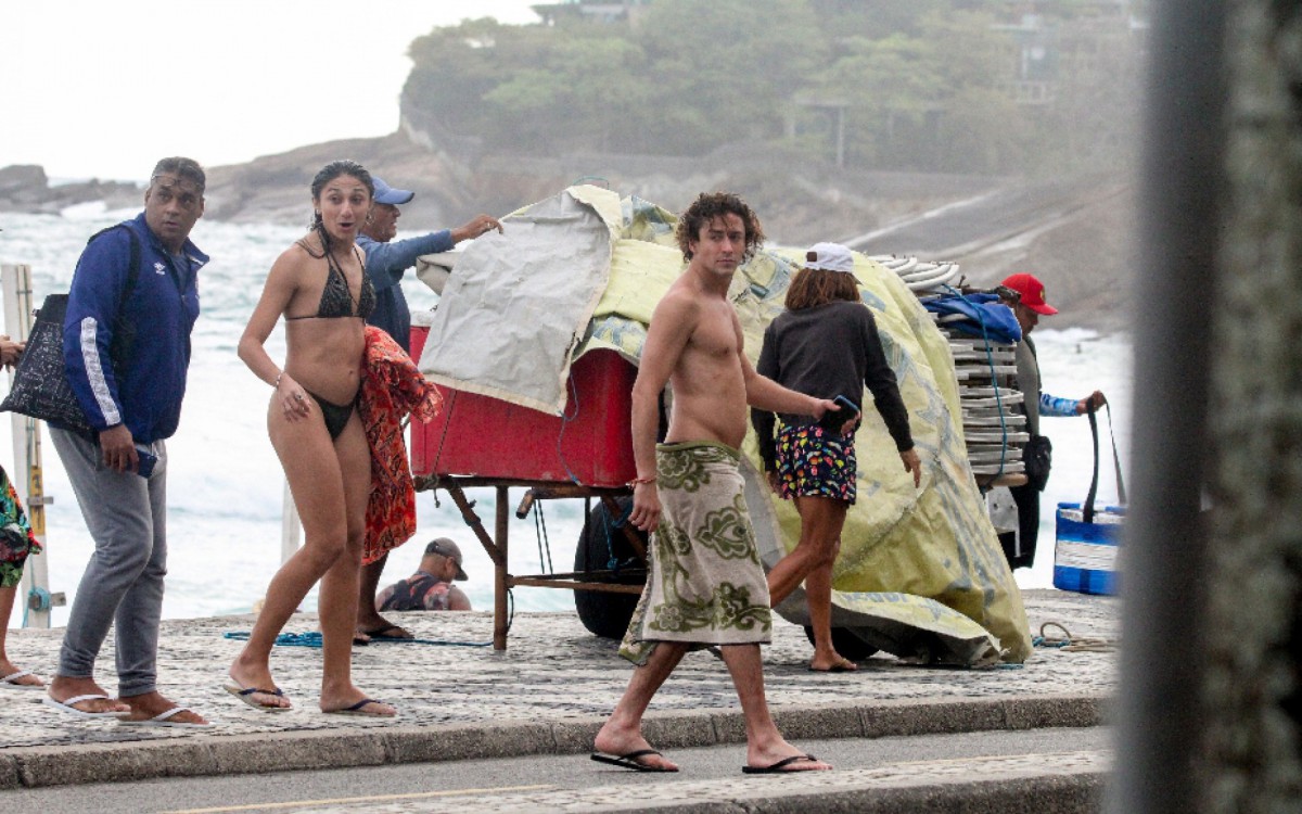 Jesu&iacute;ta Barbosa curte dia de praia com amigos na Zona Sul do Rio