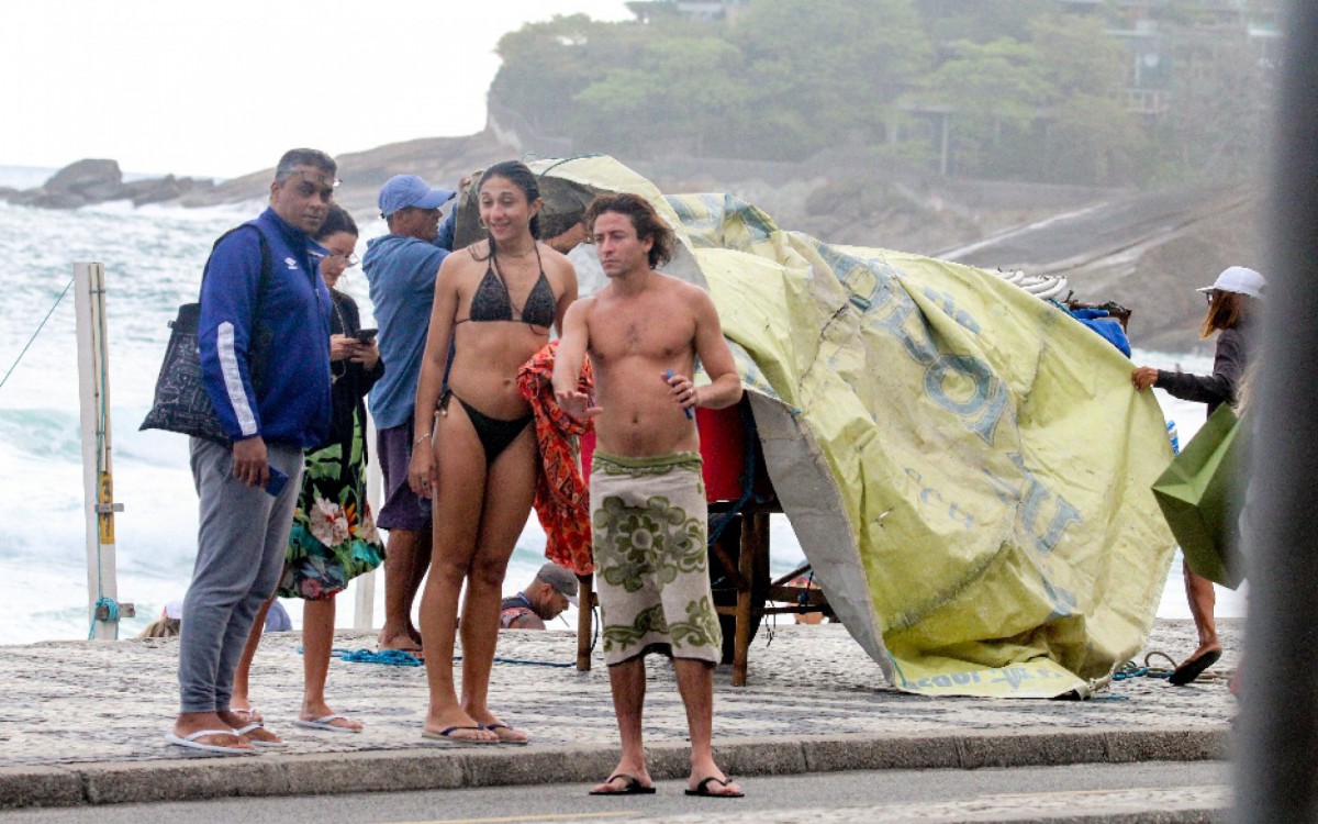 Jesu&iacute;ta Barbosa curte dia de praia com amigos na Zona Sul do Rio
