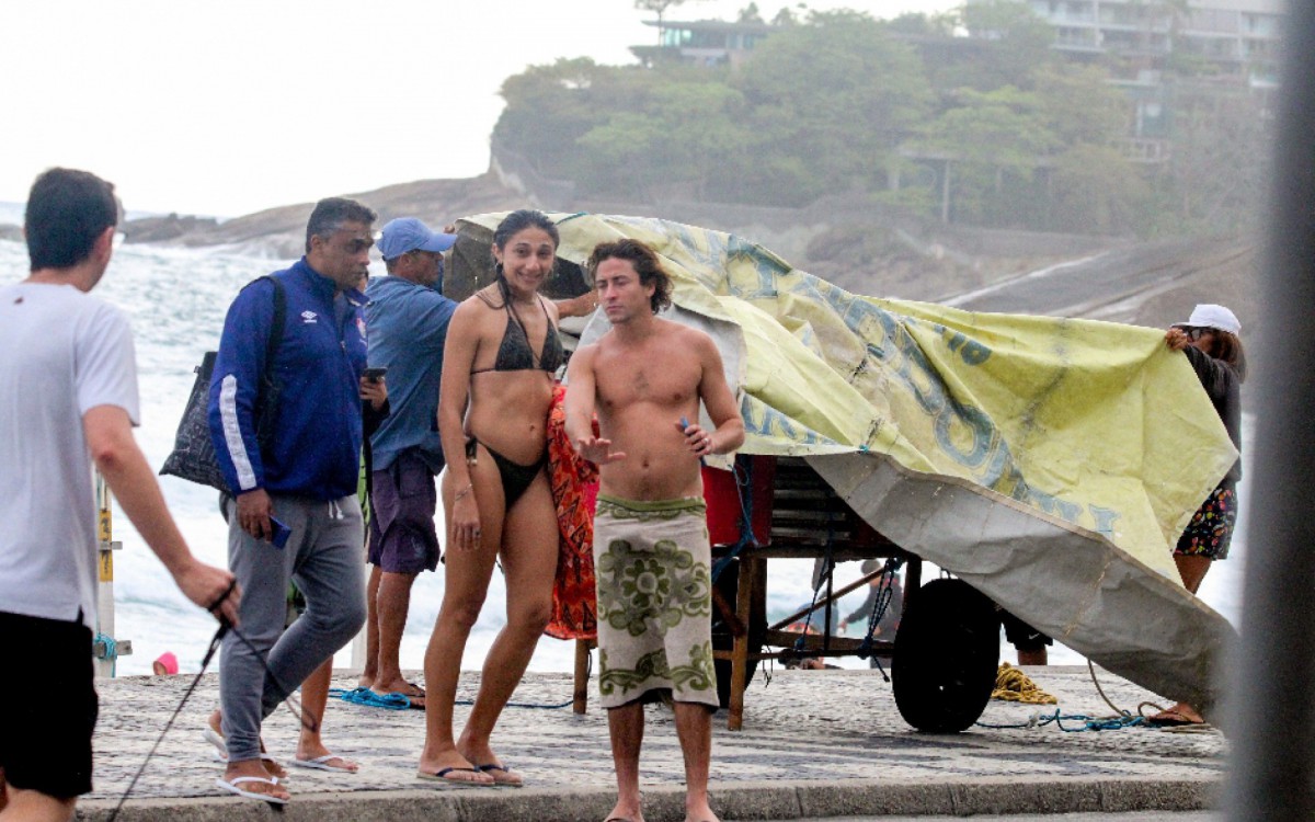 Jesu&iacute;ta Barbosa curte dia de praia com amigos na Zona Sul do Rio