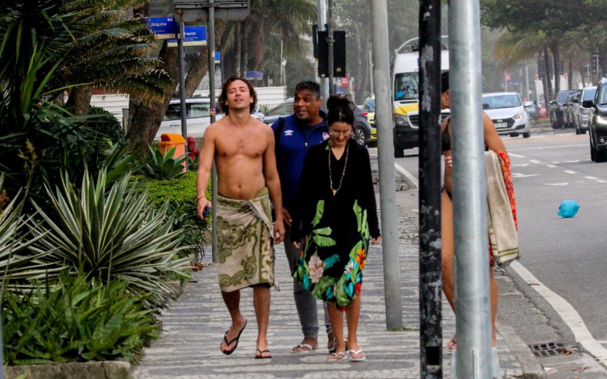 Jesu&iacute;ta Barbosa curte dia de praia com amigos na Zona Sul do Rio