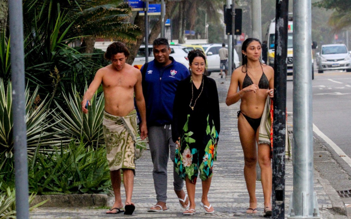 Jesu&iacute;ta Barbosa curte dia de praia com amigos na Zona Sul do Rio
