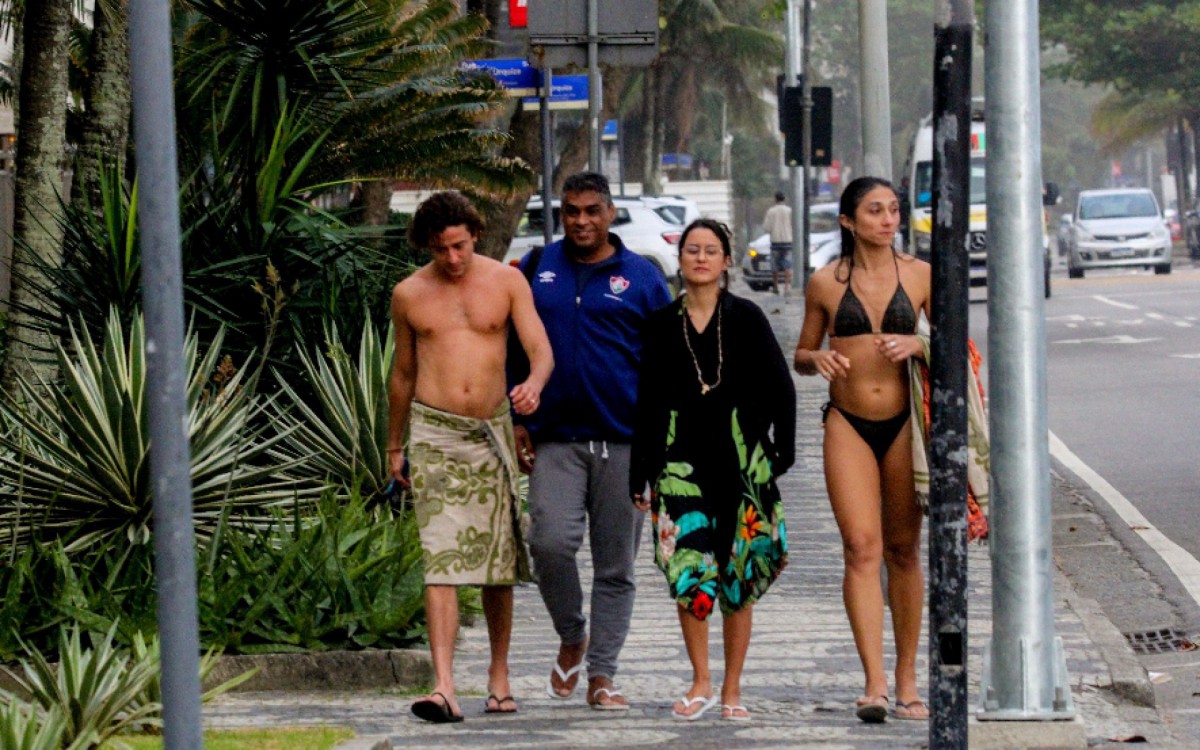 Jesu&iacute;ta Barbosa curte dia de praia com amigos na Zona Sul do Rio