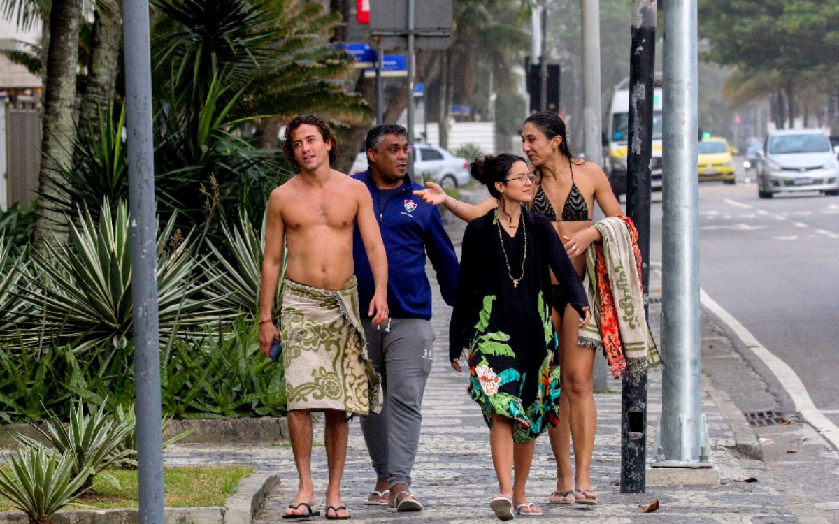 Jesu&iacute;ta Barbosa curte dia de praia com amigos na Zona Sul do Rio