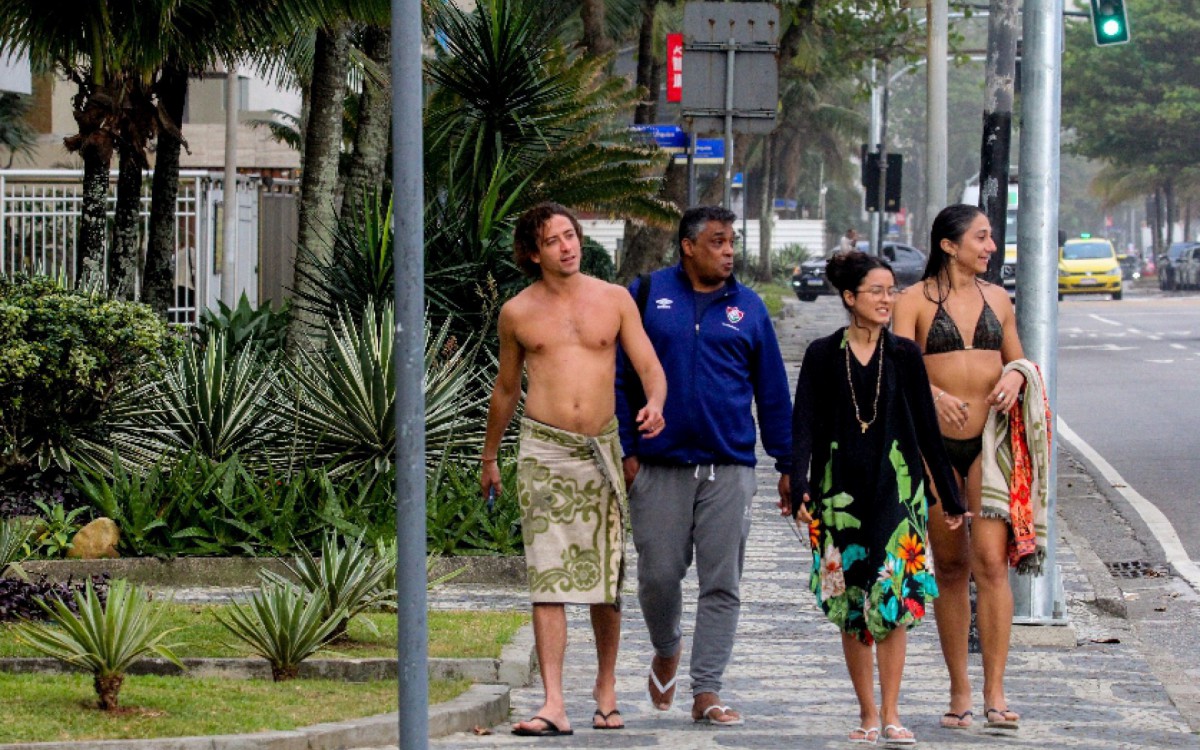 Jesu&iacute;ta Barbosa curte dia de praia com amigos na Zona Sul do Rio
