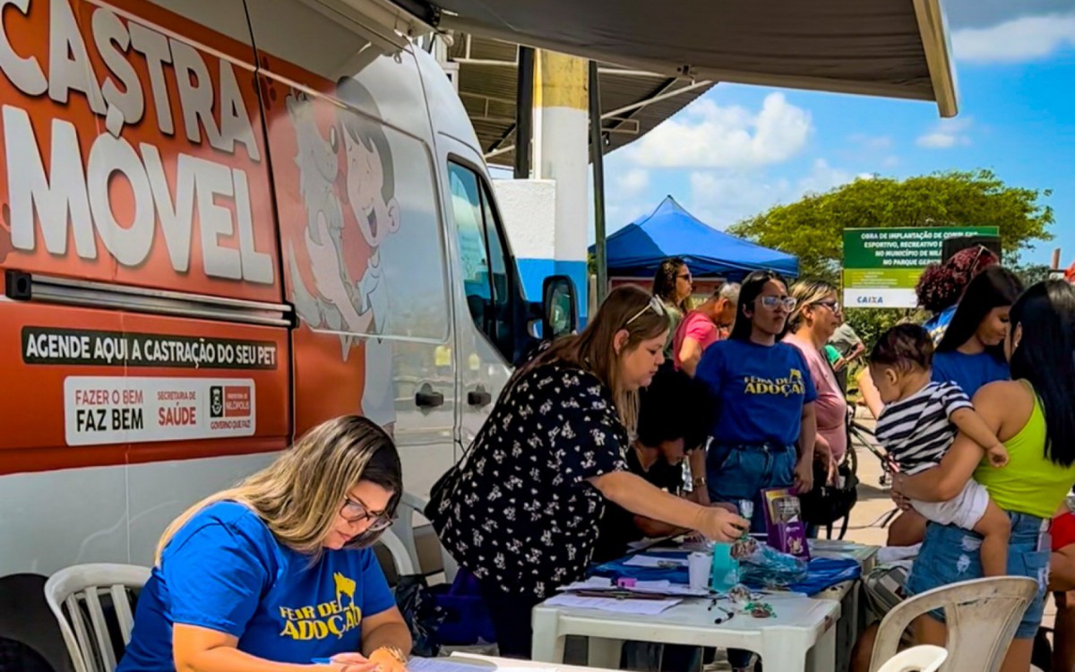 A ação contou com a presença do castramóvel, onde voluntários fizeram a inscrição de pessoas interessadas em entrar na fila para esterilizar seus bichinhos, e também de quem queria adotar