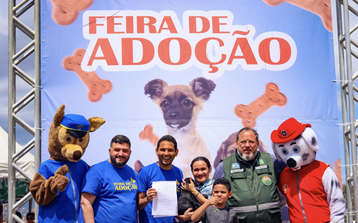 O prefeito Abraãozinho, ao centro, ao lado do vereador Leandro Hungria (E), presidente da Comissão dos Direitos dos Animais e do secretário municipal de Meio Ambiente, Dean Senra 