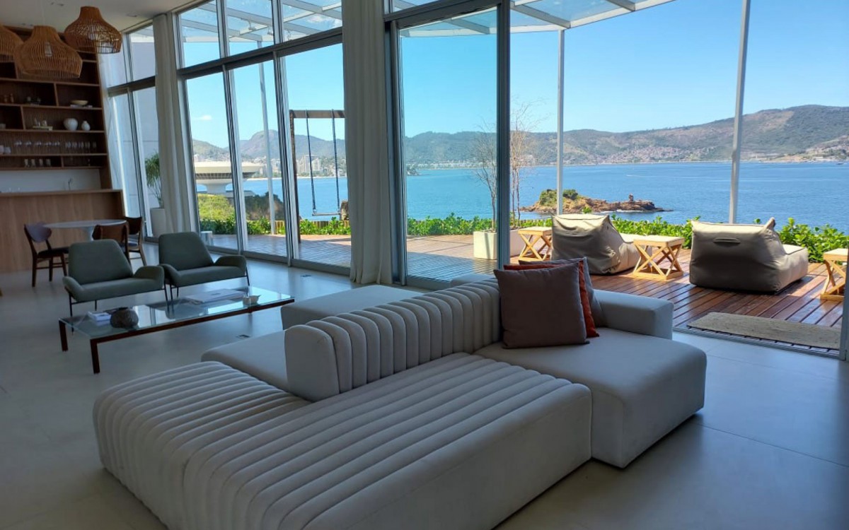 Apartamento decorado com vista da Praia da Boa Viagem, em Niter&oacute;i, reproduz a vista do oitavo andar do residencial