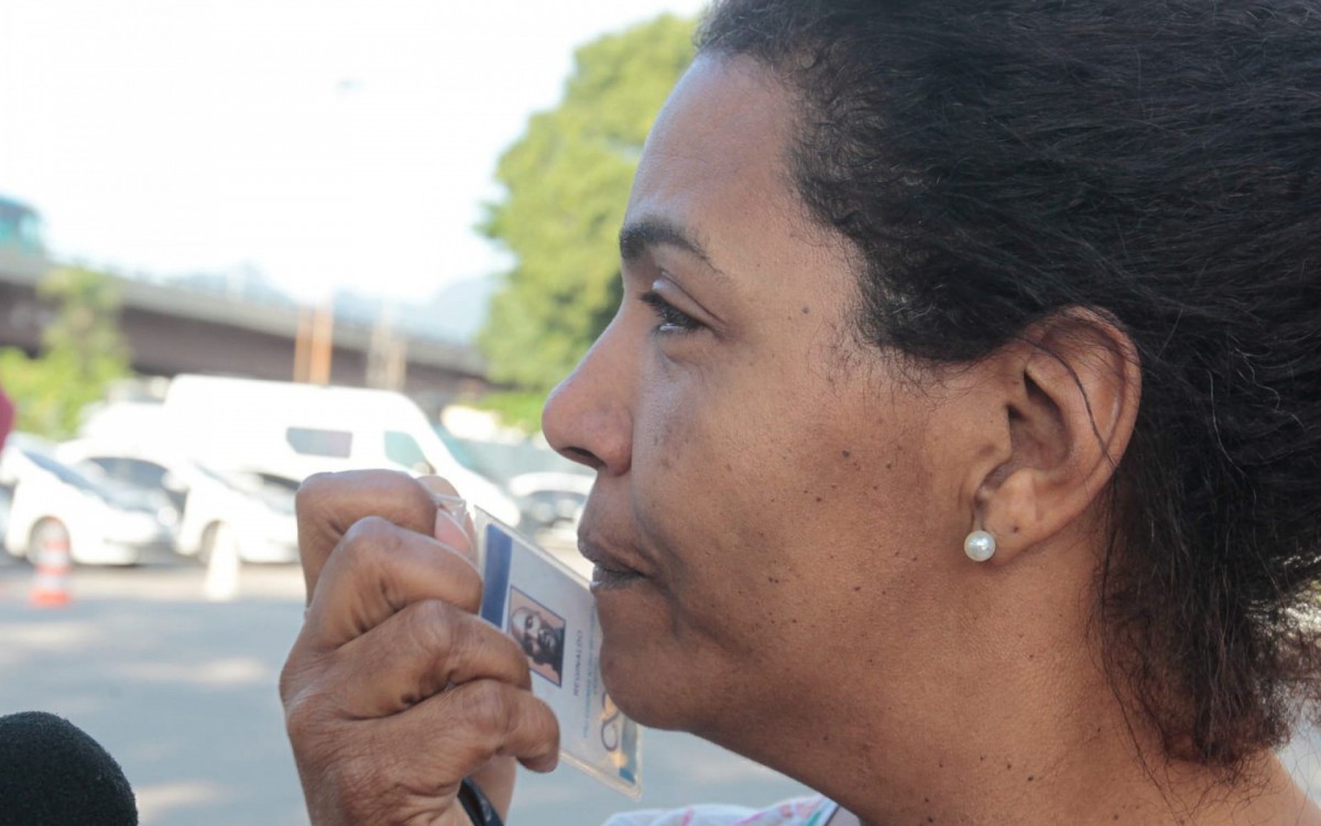 No IML, Cristiane Nunes mostra crachá do companheiro falecido