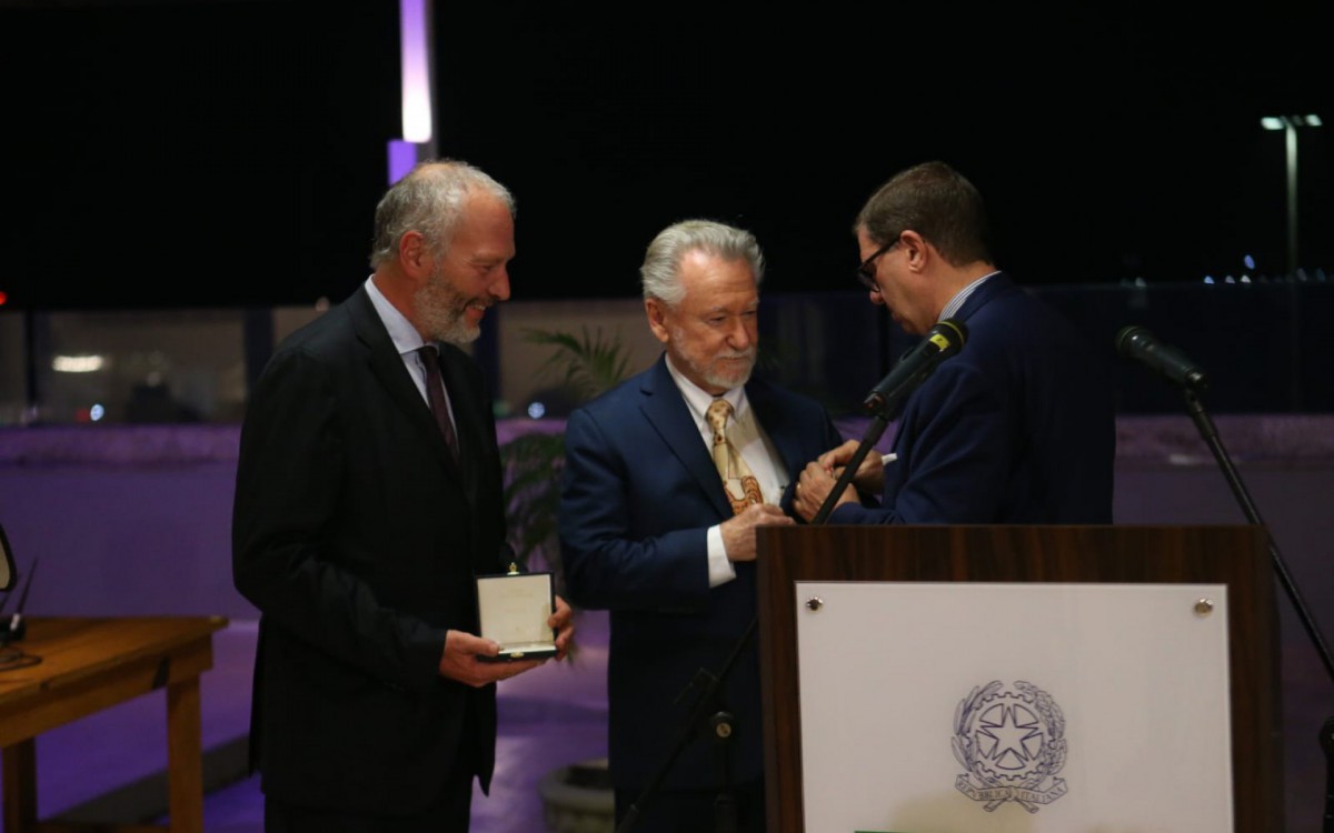 Jo&atilde;o Candido Portinari, filho do pintor Candido Portinari, recebeu o t&iacute;tulo de Oficial da Ordem da Estrela da It&aacute;lia pelas m&atilde;os do Embaixador da It&aacute;lia no Brasil Francesco Azzarello 