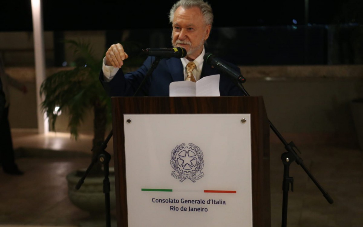 Jo&atilde;o Candido Portinari, filho do pintor Candido Portinari, recebeu o t&iacute;tulo de Oficial da Ordem da Estrela da It&aacute;lia