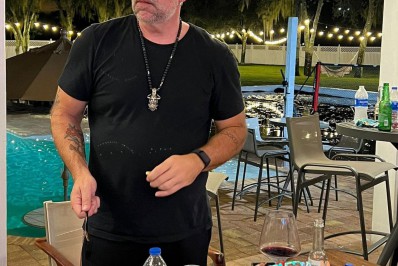 Leandro Hassum completa 49 anos e celebra em casa