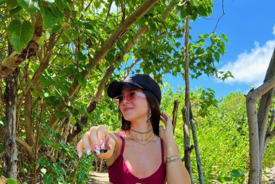 Mel Maia exibe as curvas em Porto de Galinhas: 'Peixinho mordeu minha coxa'