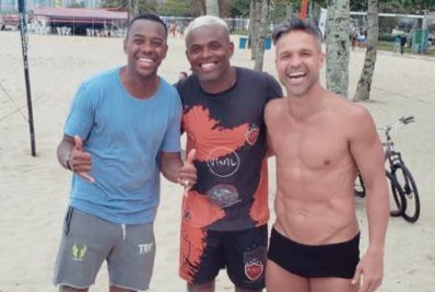 Diego Ribas, do Flamengo, joga futevôlei ao lado de Robinho, condenado por estupro na Itália