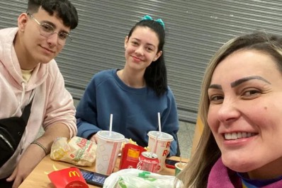 Andressa Urach passeia com filho e nora após briga: 'O amor sempre vence'