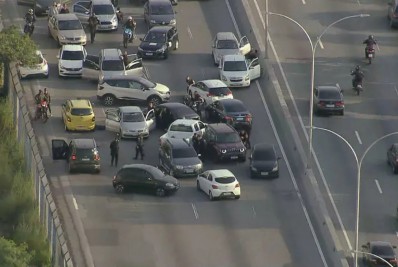 Intenso tiroteio no Complexo da Maré apavora moradores e fecha vias expressas
