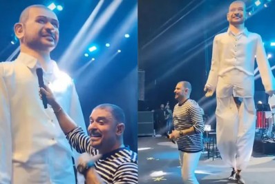 Diogo Nogueira canta ao lado de seu boneco de Olinda: 'Para zerar a vida'