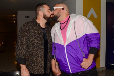 Tiago Abravanel beija o marido nos bastidores de show