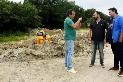 Mário Bittencourt visita obras em rua que dá acesso ao CT do Fluminense