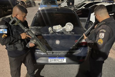 PM prende quatro suspeitos e recupera carro roubado em Rio das Ostras