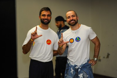 Thales Bretas e Silva posam juntos pela primeira vez após assumirem romance