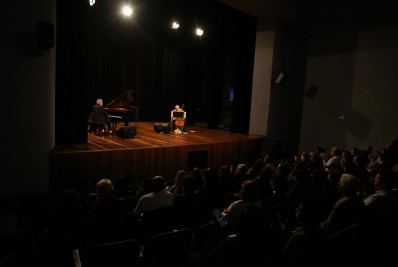 Wagner Tiso emociona público no Teatro Municipal de São Gonçalo