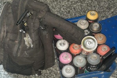 Dupla é detida após ser flagrada pichando comércio em Cabo Frio