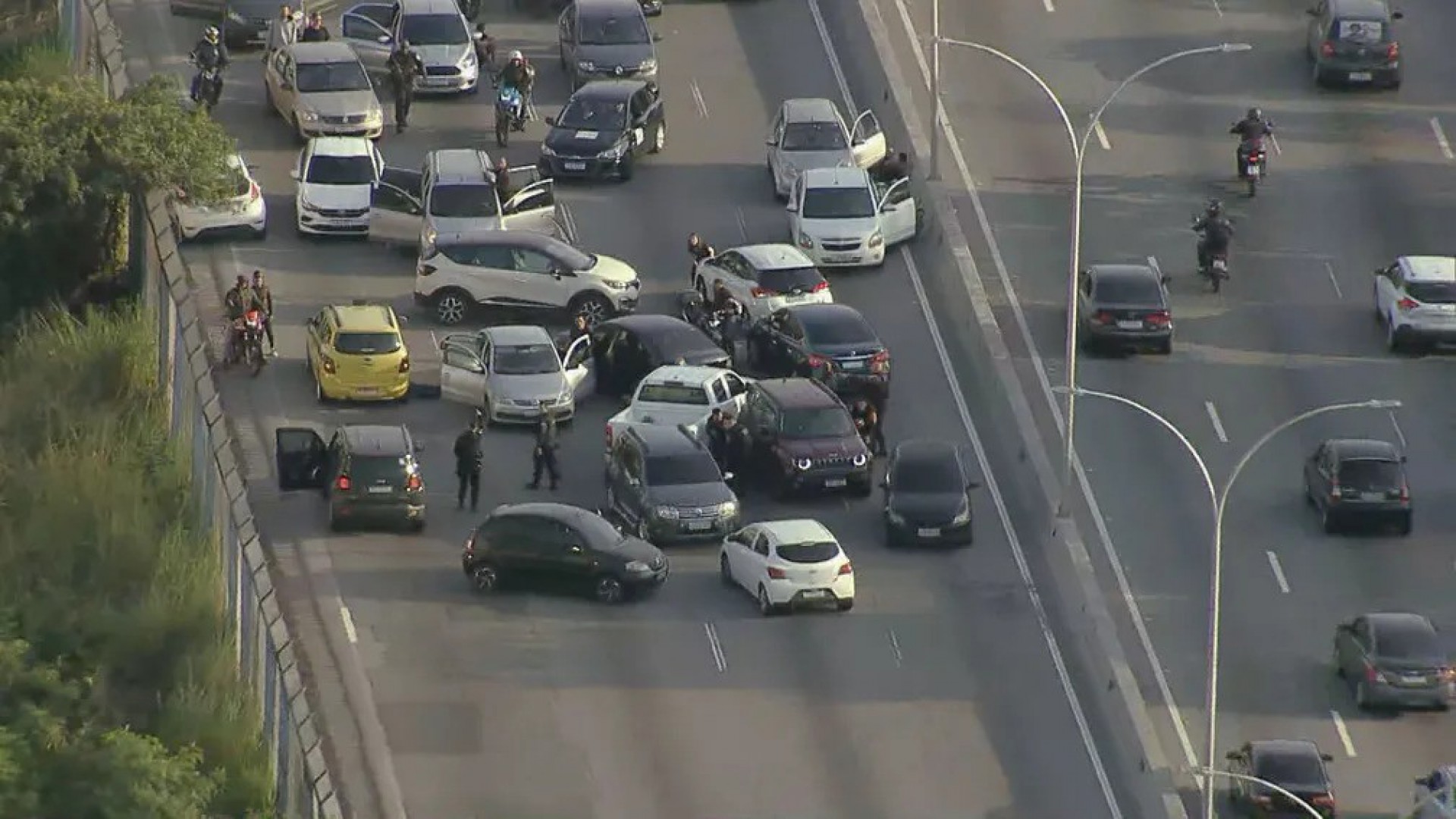 Vias expressas, como a Linha Vermelha, precisaram ser interditadas devido ao tiroteio - Reprodução/TV Globo