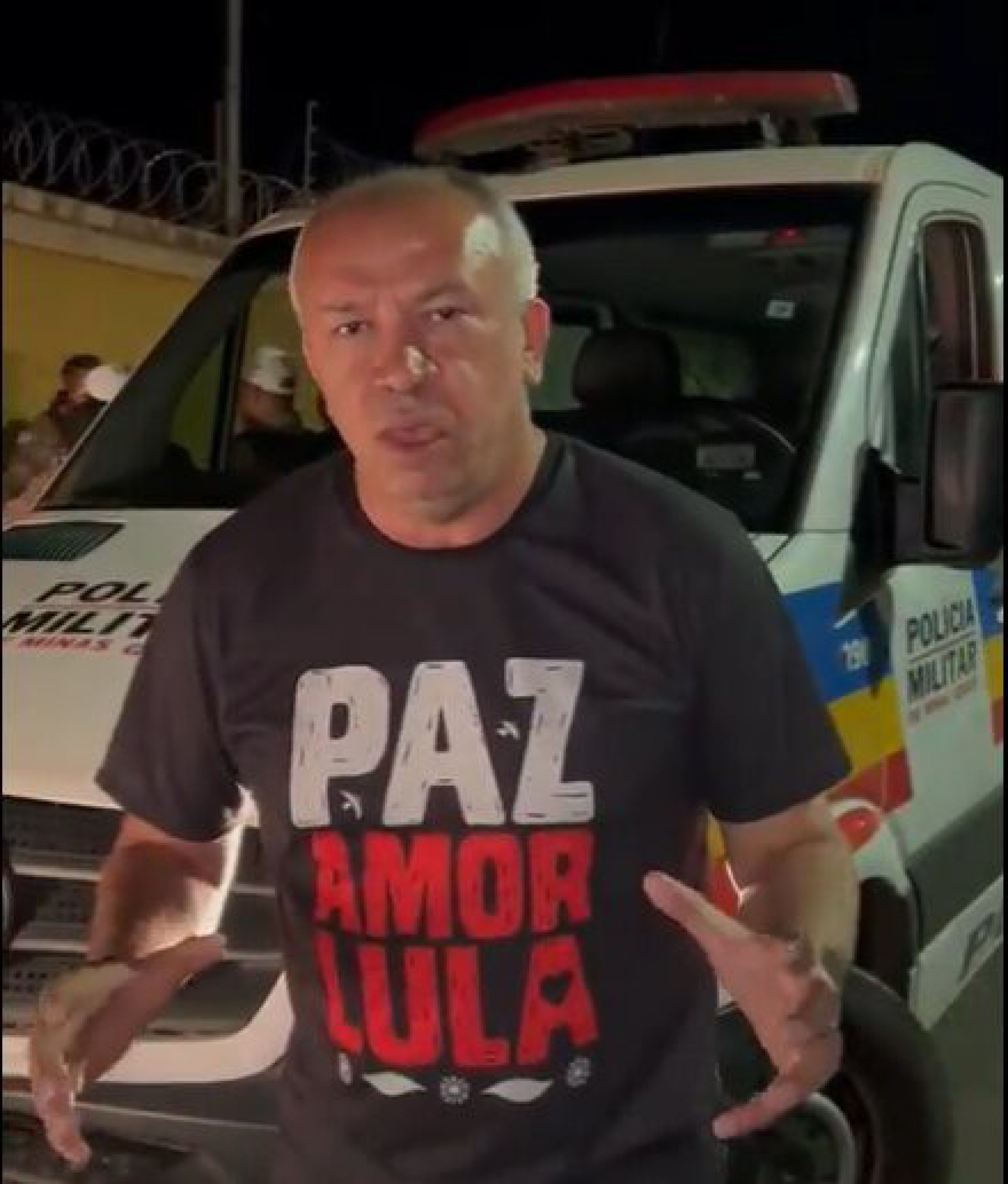 Petista diz ter sido v&iacute;tima de um "atentado" e afirma que o suspeito estava dentro de um Voyage branco quando atirou