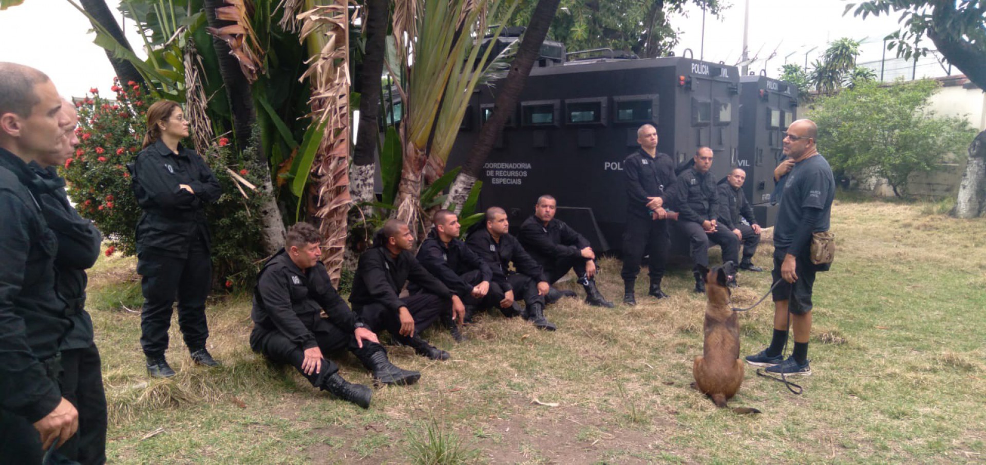 Servidores da primeira turma formada no Curso de Ações com Cães - Divulgação