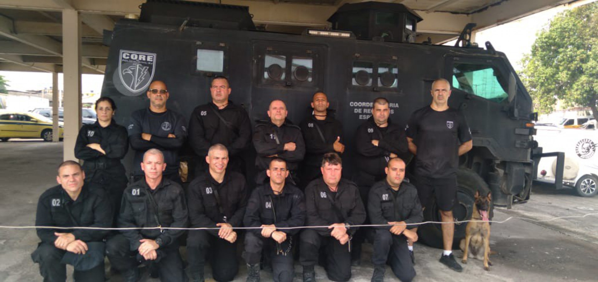 Servidores da primeira turma formada no Curso de Ações com Cães - Divulgação