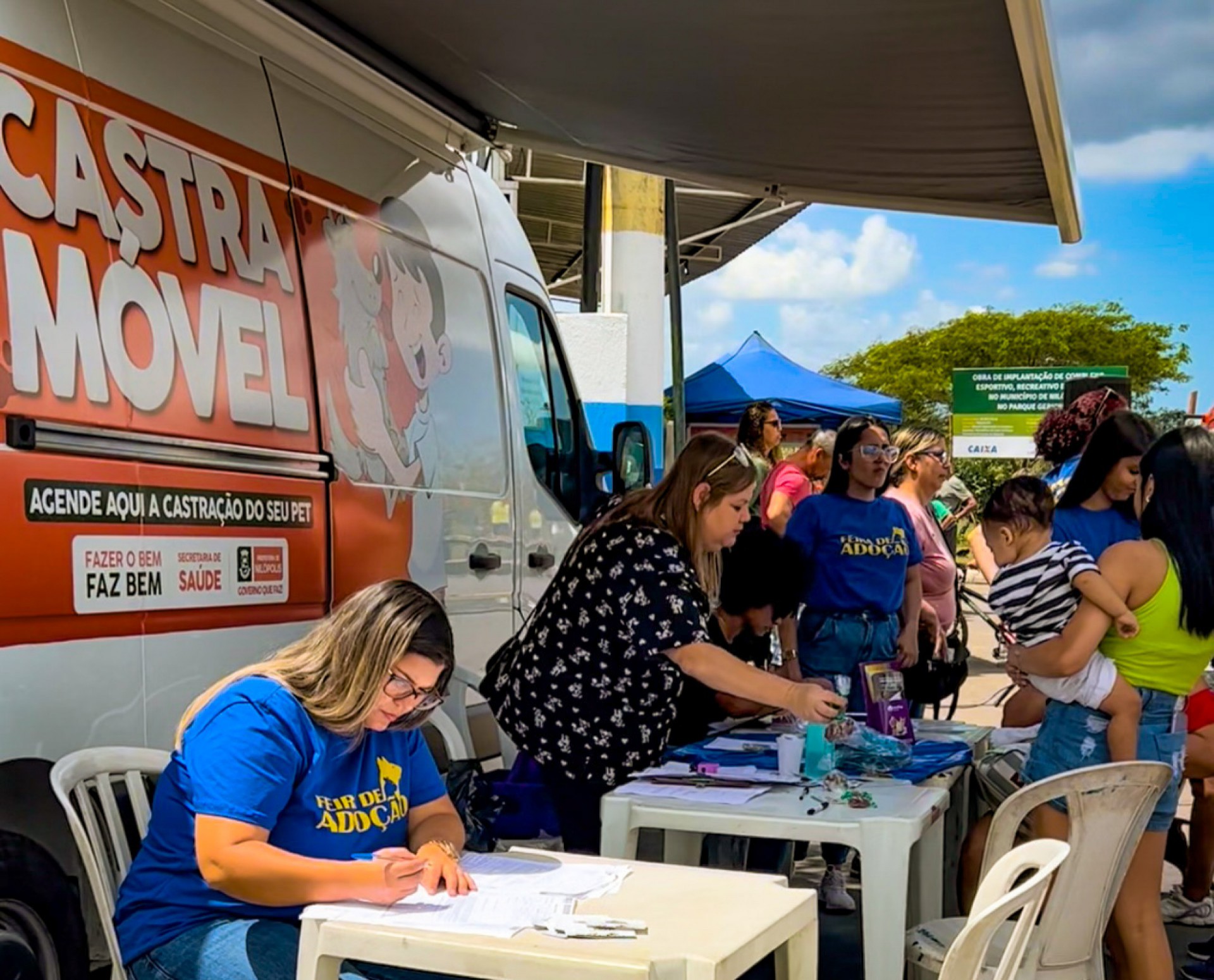 A ação contou com a presença do castramóvel, onde voluntários fizeram a inscrição de pessoas interessadas em entrar na fila para esterilizar seus bichinhos, e também de quem queria adotar - Divulgação / PMN