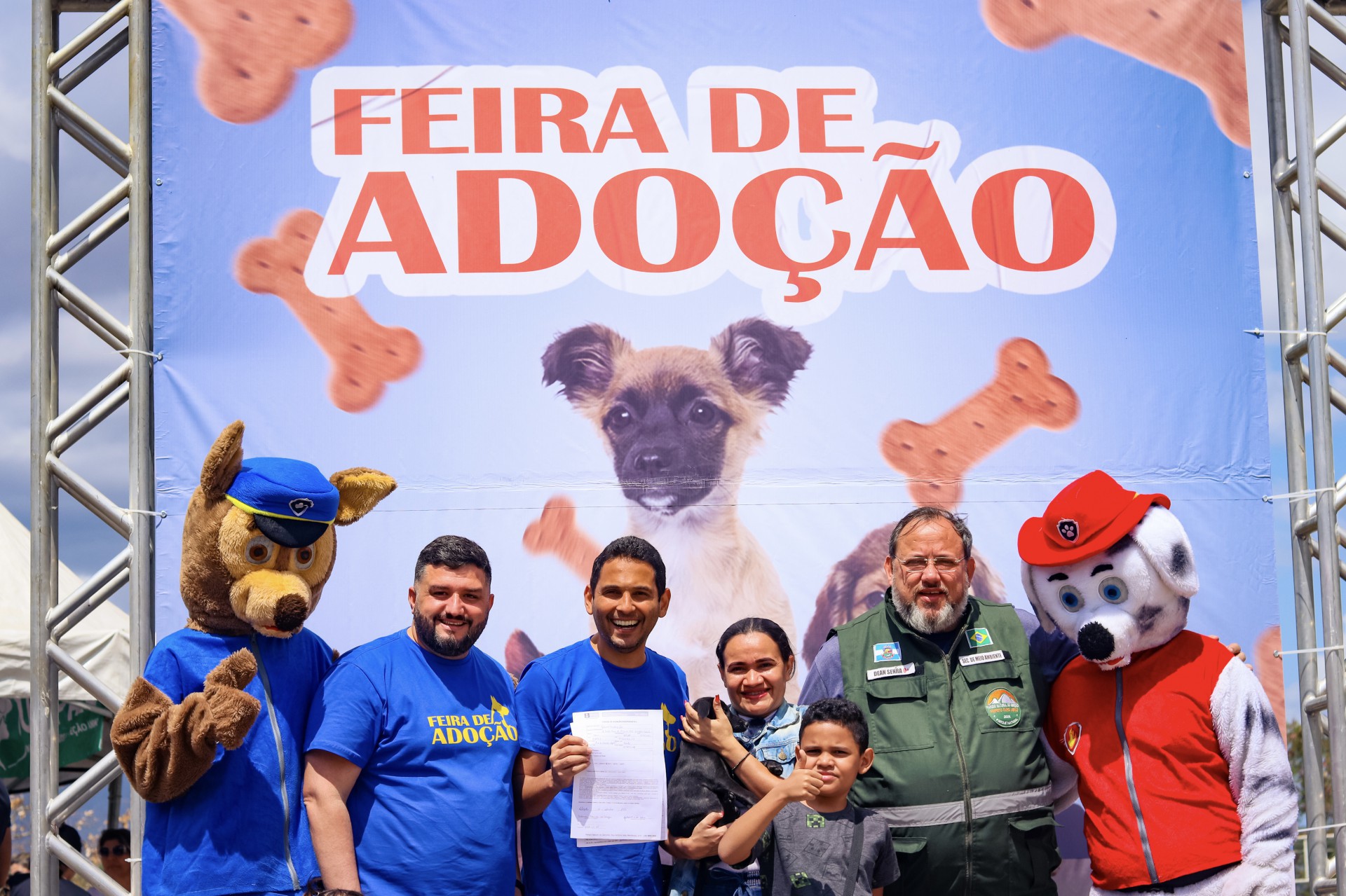 O prefeito Abraãozinho, ao centro, ao lado do vereador Leandro Hungria (E), presidente da Comissão dos Direitos dos Animais e do secretário municipal de Meio Ambiente, Dean Senra  - Divulgação / PMN