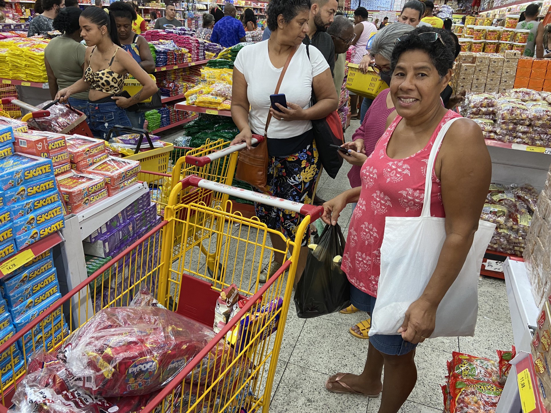 Cátia Maria de Paula, de 55 anos, passou a distribuir os doces depois de conseguir tirar a carteira de motorista - Júlia Belloube/Agência O Dia