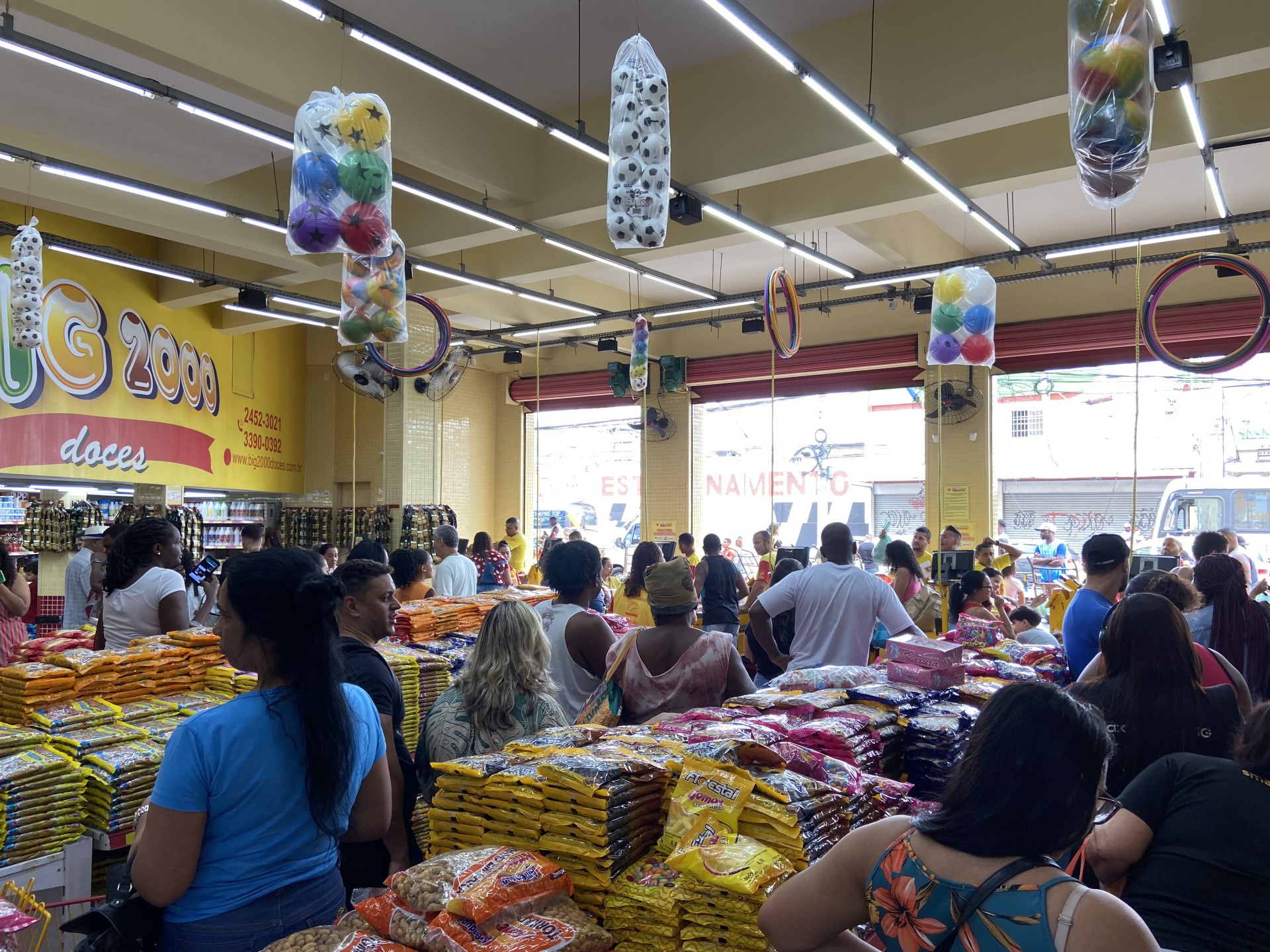 Véspera do dia de São Cosme e Damião movimenta o Mercadão de Madureira, na Zona Norte - Júlia Belloube/Agência O Dia