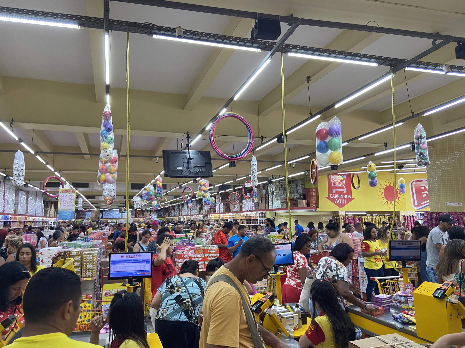 Véspera do dia de São Cosme e Damião movimenta o Mercadão de Madureira, na Zona Norte - Júlia Belloube/Agência O Dia